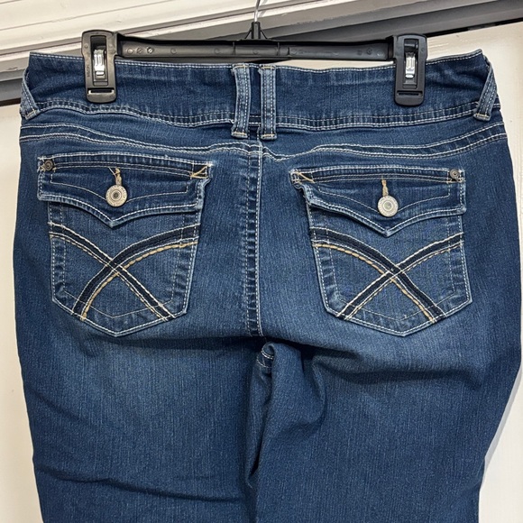 Wallflower Dark Blue Jean Capris - Picture 4 of 5